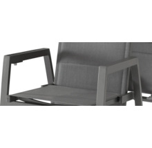 Detailansicht eines Gartenstuhls mit Armlehne und Textilbespannung