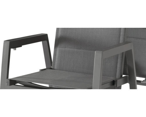 Detailansicht eines Gartenstuhls mit Armlehne und Textilbespannung