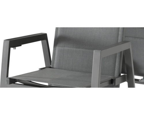 Detailansicht eines Gartenstuhls mit Armlehne und Textilbespannung