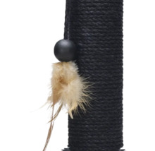 Detailansicht eines Kratzbaums mit Seil und Spielzeug