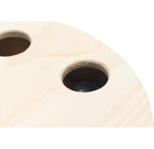 Detailansicht eines Holzspiels mit Löchern und einer Kugel