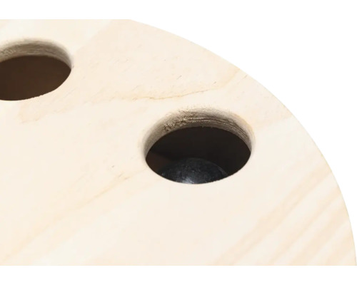 Detailansicht eines Holzspiels mit Löchern und einer Kugel