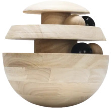 Holzspielzeug mit Kugeln und Schalen
