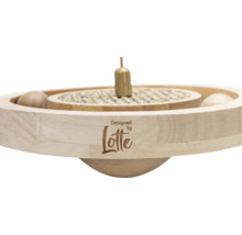 Katzen-Futterspielzeug aus Holz mit Bällen und Logo der Marke Designed by Lotte