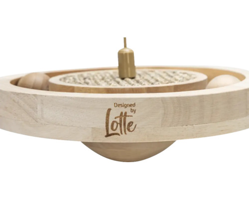 Katzen-Futterspielzeug aus Holz mit Bällen und Logo der Marke Designed by Lotte