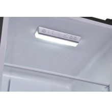 Kühlschrankinnenraum mit LED-Beleuchtung und digitalem Bedienfeld für Temperatur und Einstellungen.