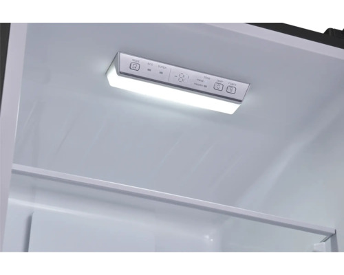 Kühlschrankinnenraum mit LED-Beleuchtung und digitalem Bedienfeld für Temperatur und Einstellungen.