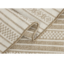 Vue détaillée d'un tapis d'extérieur beige avec un motif rayé