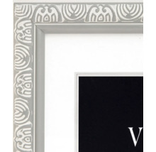 Gros plan d'un cadre photo clair avec motif décoratif