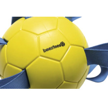 Gelber Fussball mit Gurtband