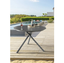 Runder Gartentisch aus Metall auf einer Terrasse mit Pool im Hintergrund.