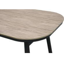 Detailansicht eines Gartentisches mit Holzoptikplatte und schwarzem Gestell