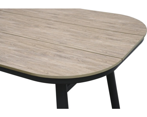 Detailansicht eines Gartentisches mit Holzoptikplatte und schwarzem Gestell