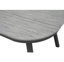 Detailansicht eines Gartentisches mit Holzoptik