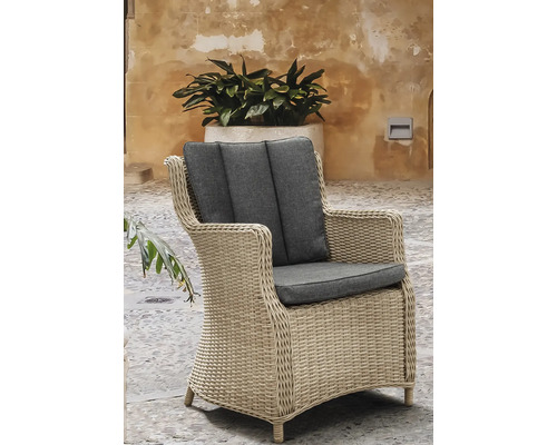 Geflochtener Gartenstuhl mit grauen Kissen