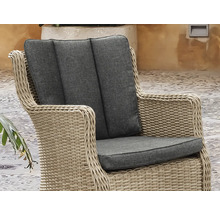 Gartensessel aus Rattan mit grauen Kissen