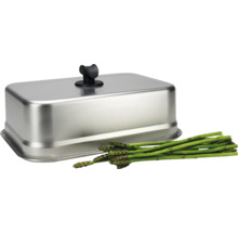 Cloche de cuisson rectangulaire en acier inoxydable avec poignée noire et asperges vertes fraîches.