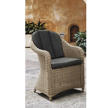 Geflochtener Sessel mit grauen Kissen für den Aussenbereich