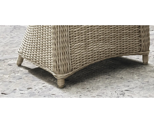 Detailansicht eines geflochtenen Gartenmöbels mit Füßen.