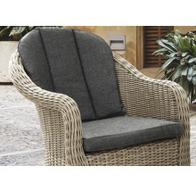 Korbsessel mit grauen Polsterauflagen für den Aussenbereich.