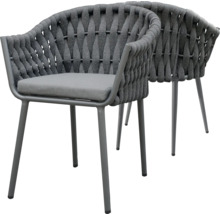 Zwei graue Rattanstühle mit Armlehnen und Kissen