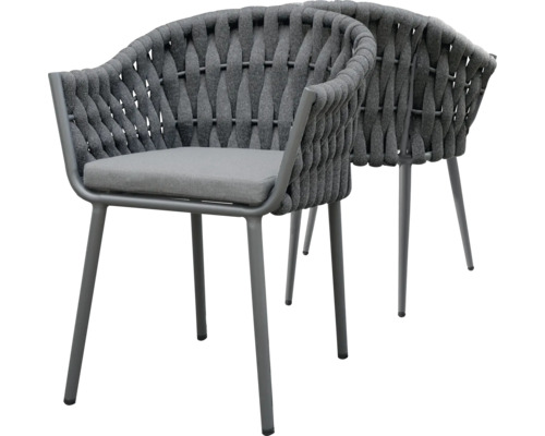 Zwei graue Rattanstühle mit Armlehnen und Kissen