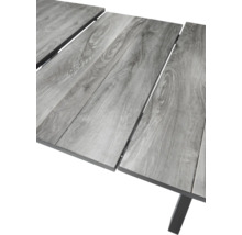 Vue détaillée d'un plateau de table de jardin avec une structure en bois