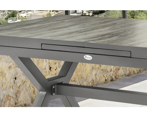 Vue détaillée d'une table de jardin avec fonction coulissante et logo Destiny