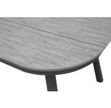 Vue détaillée d'une table de jardin avec aspect bois et pieds en métal