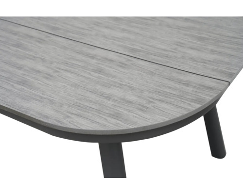 Vue détaillée d'une table de jardin avec aspect bois et pieds en métal