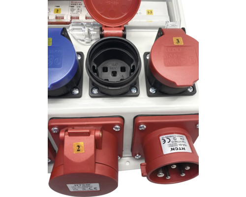 Mehrere Industriesteckdosen unterschiedlicher Typen und Größen