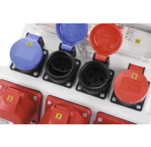 Mehrere Industriesteckdosen in einer Reihe