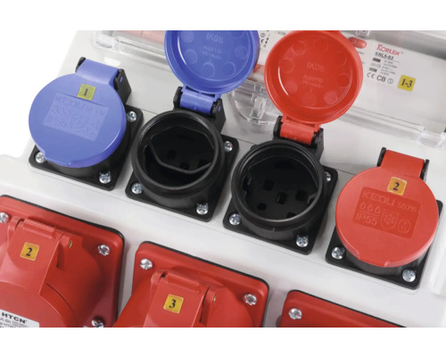 Mehrere Industriesteckdosen in einer Reihe