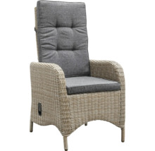 Geflochtener Gartensessel mit hoher Rückenlehne und grauen Polstern.