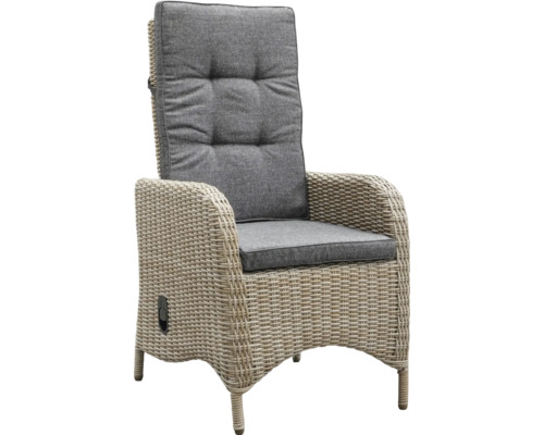 Geflochtener Gartensessel mit hoher Rückenlehne und grauen Polstern.