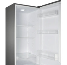 Geöffneter Kühlschrank mit Glasablagen, Türfächern, Gemüsefach und LED-Innenbeleuchtung.