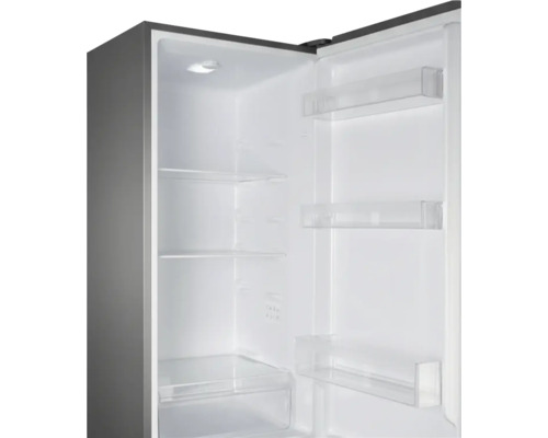 Geöffneter Kühlschrank mit Glasablagen, Türfächern, Gemüsefach und LED-Innenbeleuchtung.