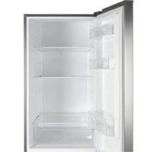 Geöffneter Kühlschrank mit Glasablagen, Türfächern und Gemüsefach im Innenraum.