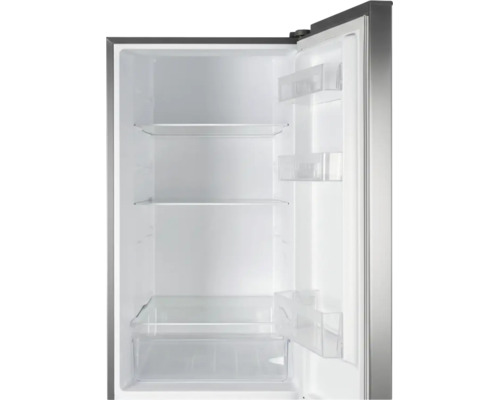 Geöffneter Kühlschrank mit Glasablagen, Türfächern und Gemüsefach im Innenraum.