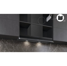 Einbauhaube in dunkler Küche mit Oberschränken