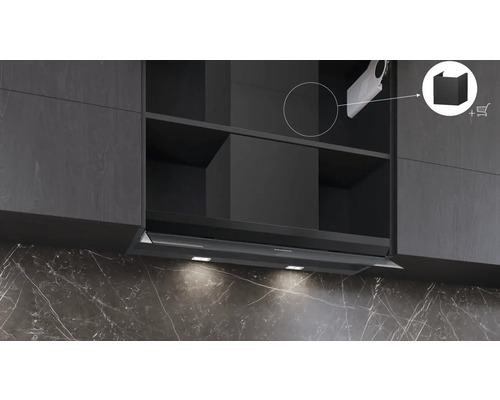 Einbauhaube in dunkler Küche mit Oberschränken