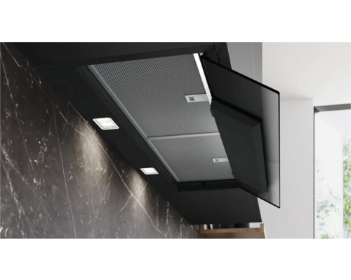 Dunstabzugshaube in einer Küchenumgebung mit Beleuchtung und Filtern