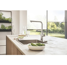 Évier de cuisine avec robinetterie et aliments sur un comptoir de cuisine