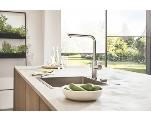 Évier de cuisine avec robinetterie et aliments sur un comptoir de cuisine