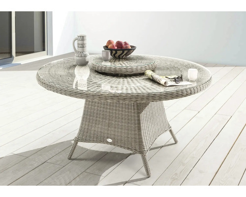 Table de jardin ronde en rotin avec plateau en verre, vaisselle et corbeille de fruits