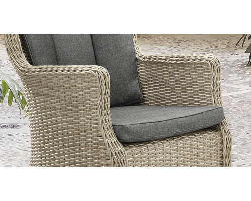 Vue détaillée d'un fauteuil en osier avec coussins gris pour l'extérieur