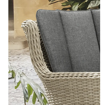 Gros plan d'un fauteuil en rotin avec coussin d'assise