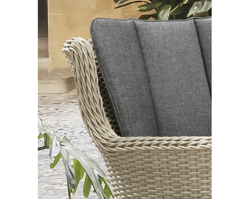 Gros plan d'un fauteuil en rotin avec coussin d'assise