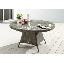 Runder Gartentisch mit Glasplatte und Rattanoptik auf einer Terrasse.