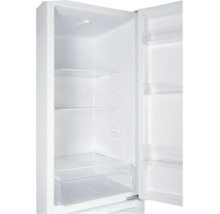 Offener Kühlschrank mit Glasablagen, Gemüsefach und Türabstellern.